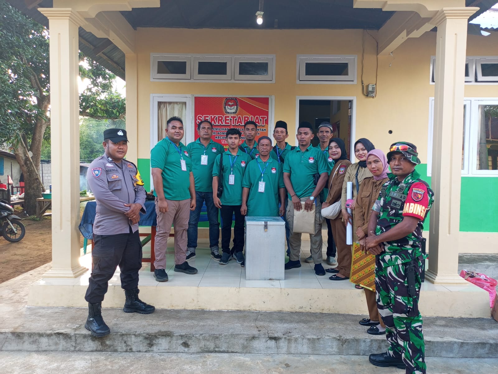 PENGAMANAN PILKADES OLEH PERSONEL KORAMIL 1502-01/BANDA DAN POLSEK BANDA