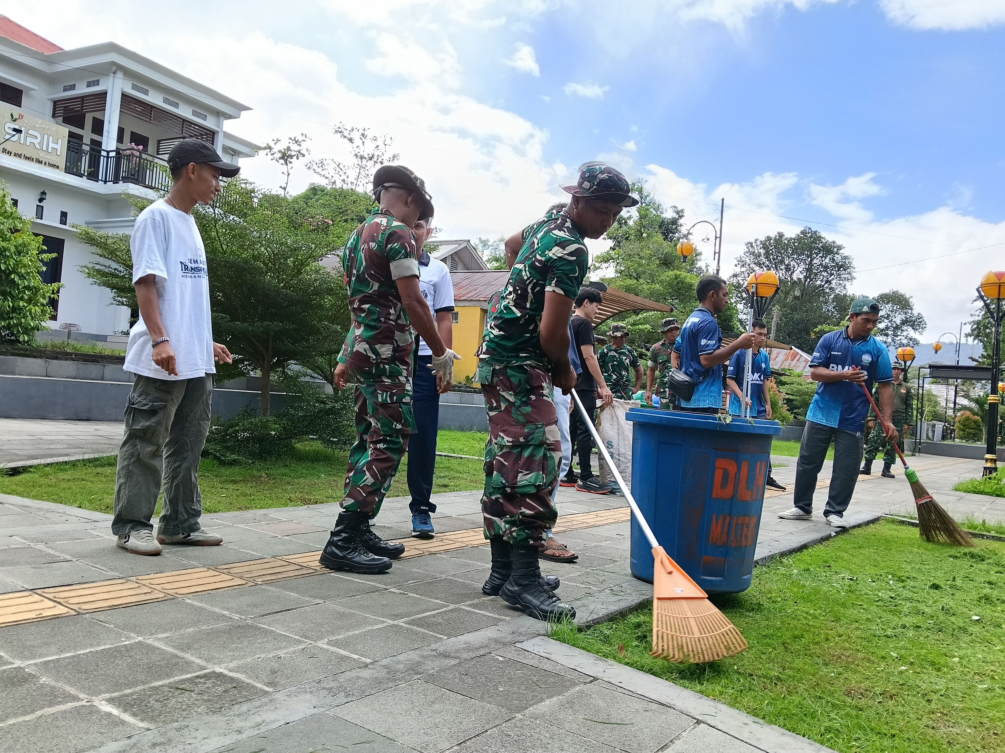 Wujudkan Lingkungan Bersih Koramil 1502-01/Banda Melaksanakan Kerja Bakti